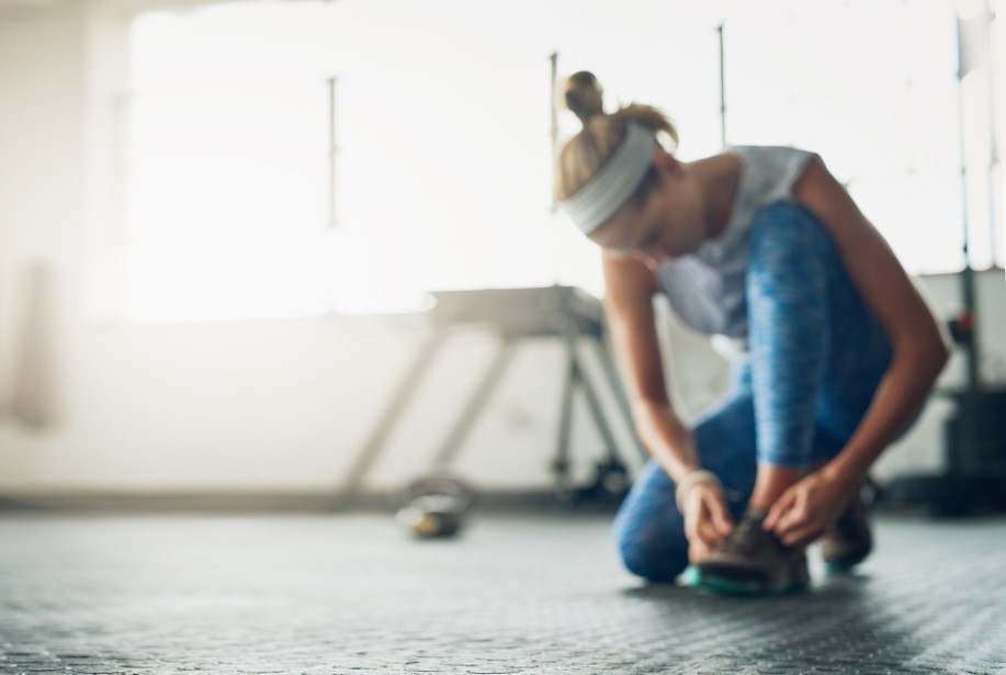 lady tying her shoe laces